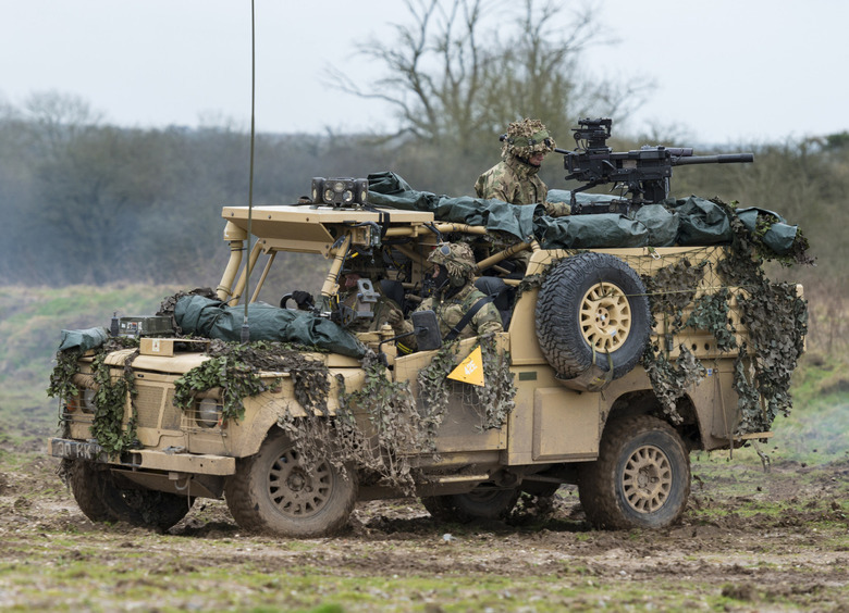 Изображение «Черный воронок»: британские военные Land Rover горят на Украине